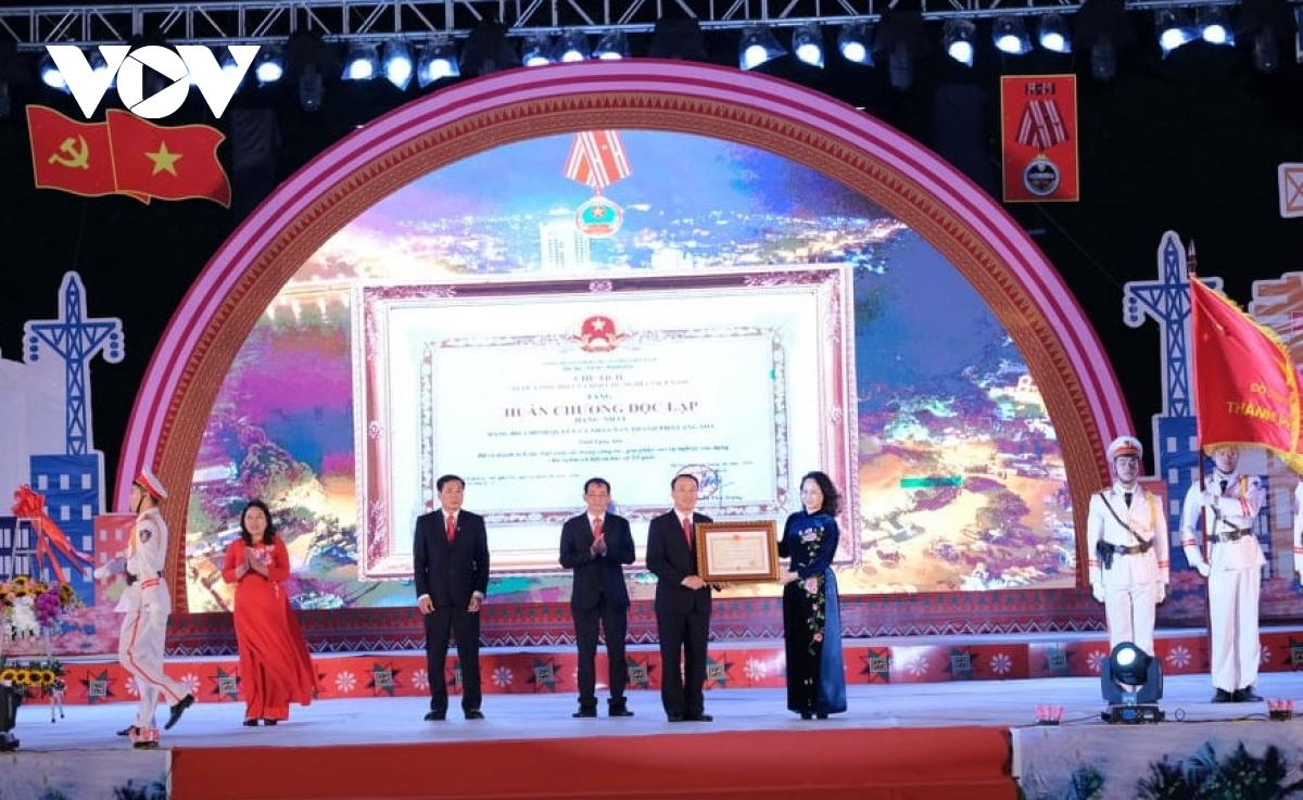 Thành phố Lạng Sơn đón nhận Huân Chương độc lập Hạng Nhất
